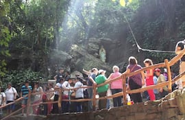 En el recorrido se prevé la visita a la gruta de Nuestra Señora del Yvytyruzu.