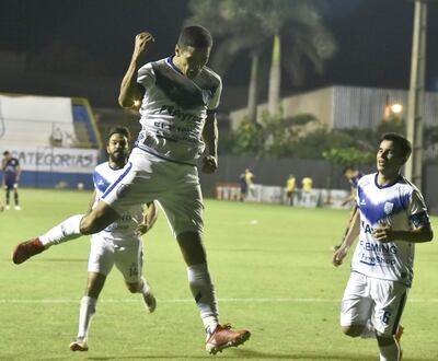 Alex Arce salta luego de convertir el segundo gol de la victoria de Ameliano sobre Tacuary.