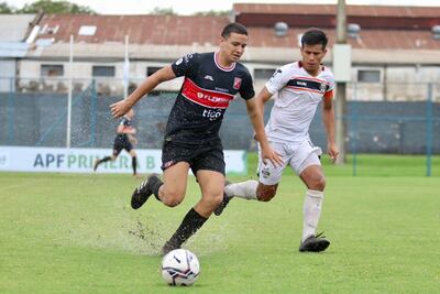 El delantero del Kelito, Matías Alexander González transporta el esférico ante la presencia de Jesús Godoy.