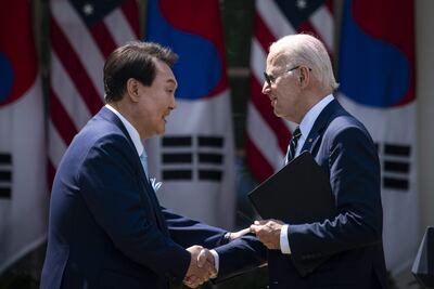 El presidente surcoreano Yoon Suk Yeol (a la izquierda) y el estadounidense Joe Biden se saludan en la Casa Blanca, el miércoles.