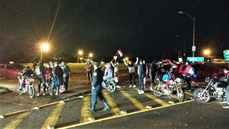 En Quiindy también realizaron cierre momentáneo de la ruta PY01, donde el tránsito ya se normalizó.