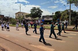 Los alumnos más pequeños, vestidos de soldados y enfermeras, se lucieron durante el desfile en recordación a la Batalla de Boquerón.