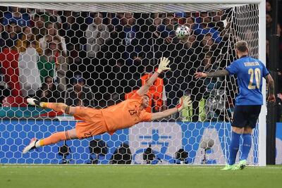 El jugador de la selección italiana de fútbol Bernardeschi (d) marca ante Unai Simón, portero de España, durante el partido de semifinales de la Eurocopa 2020 entre España e Italia disputado este martes en el estadio de Wembley, en Londres.