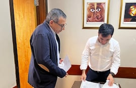 Un funcionario de la Justicia Electoral entrega la notificación al secretario general del Senado, Antonio Sánchez, la copia del Acuerdo y Sentencia de los senadores que fueron electos y proclamados.