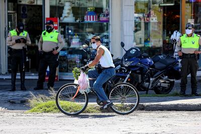 Un ciclista transita  por una calle de Quito (Ecuador). Como otras capitales del mundo, Quito ha apostado por el transporte en bicicleta como medio para evitar la propagación del coronavirus. El Gobierno se mantiene en alerta por los contagios en las cárceles.