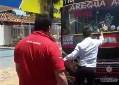 Conductores rompen el parabrisas del vehículo del otro en Luque.