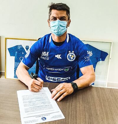 Gustavo Atilano Florentín (42 años), ayer cuando firmaba el contrato con Sol de América.