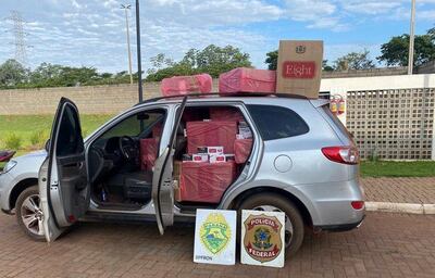 Un vehículo con cajetillas de cigarrillos ingresadas a Brasil de contrabando desde Paraguay.