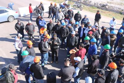 Funcionarios de la Industria Nacional de Cemento cerraron la ruta