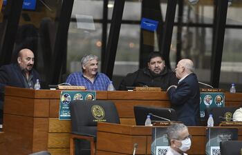 El diputado Manuel Trinidad conversaba el miércoles con sus colegas José Rodríguez, Hugo Capurro y Édgar Ortíz en la sala de sesiones de Diputados.