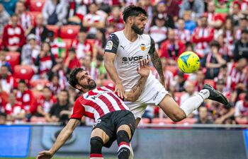 Omar Alderete (d) en acción en durante el partido que Valencia empató ayer sin goles en terreno del Athletic Bilbao.