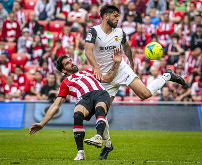 Omar Alderete (d) en acción en durante el partido que Valencia empató ayer sin goles en terreno del Athletic Bilbao.