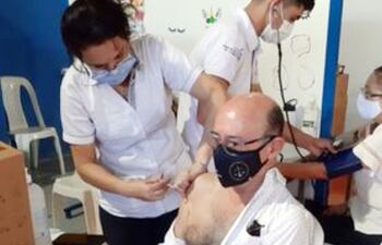 El decano de la universidad privada UPE, Lulio Gamarra, vacunado en Presidente Franco.