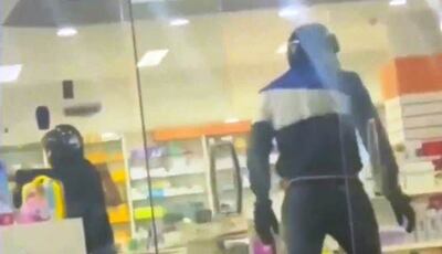 El ingreso de los motochorros al local farmacéutico fue filmado por un testigo.