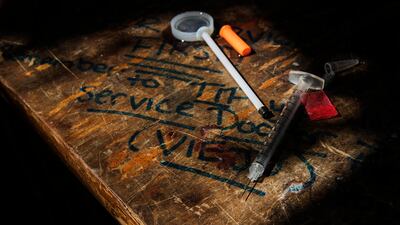 Imagen de archivo, AFP. Una jeringa, una bolsa de narcóticos con heroína, y un pequeño recipiente para diluir la droga son los elementos que se utilizan para poder consumir esta sustancia.