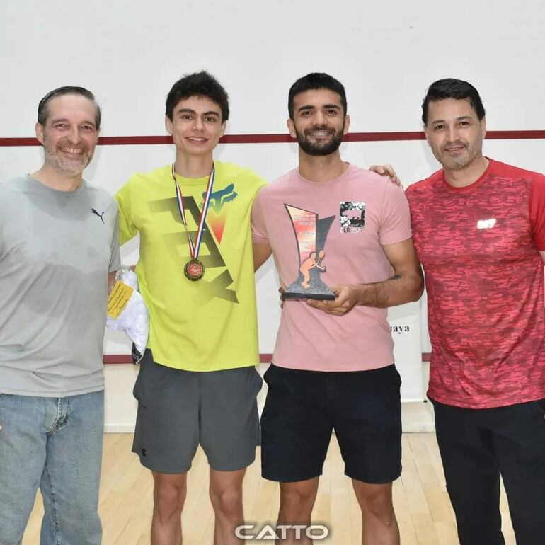 De izquierda a derecha: el director del torneo José Canillas; Damián Casarino, Francesco Marcantonio y el presidente de la APS, Aníbal Rojas en el Centro Nacional de Squash.