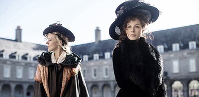 La comedia “Amor y amistad”, basada en una novela de Jane Austen, se podrá ver hoy en línea.