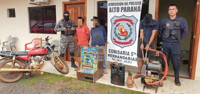 De poder de los tres sospechosos se recuperaron los objetos robados.