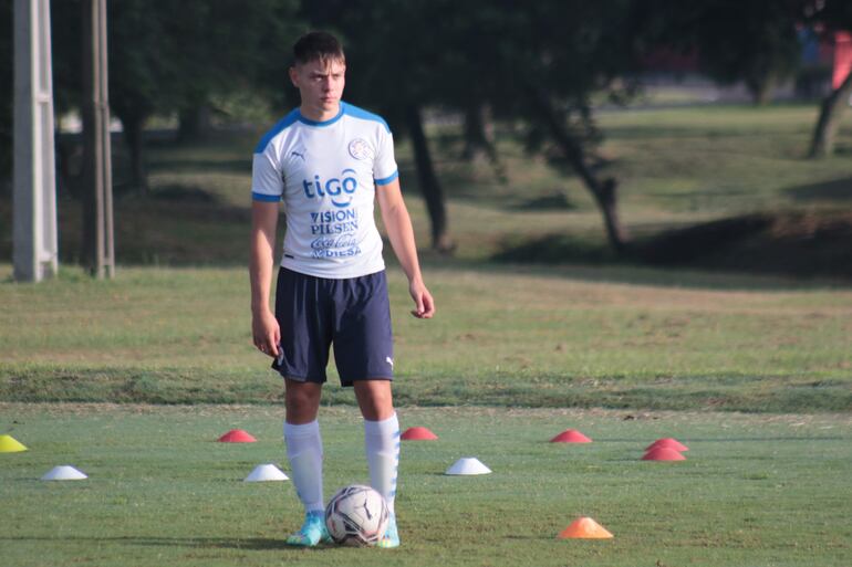 Miguel Giménez, volante de la Albirroja Sub 17