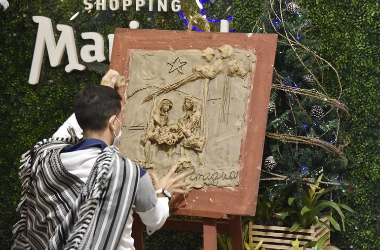Reinaldo Sanabria realizó la obra "Creación del Nacimiento", durante el acto de apertura de la feria de mipymes.
