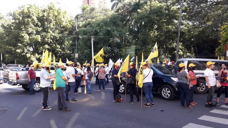 Docentes, que rechazan inicio de clases, se movilizan en el microcentro de Asunción.