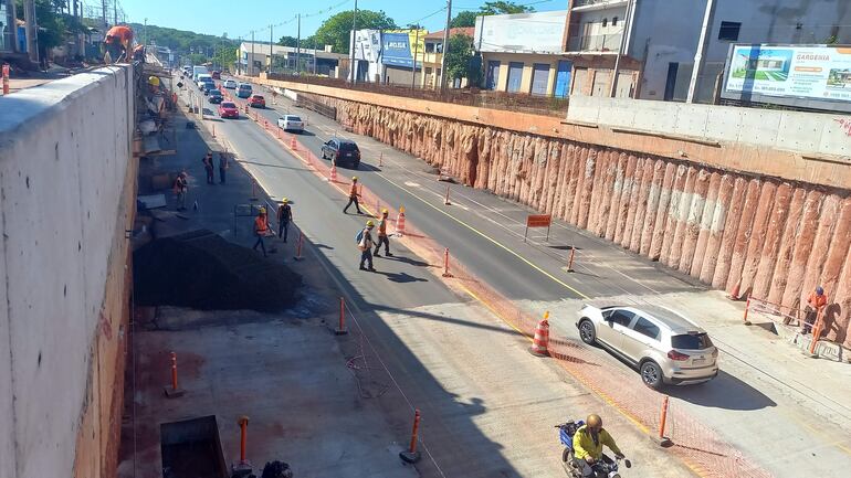 Los obreros del túnel pasan y pasan en medio de los vehículos que circulan por el lugar y se exponen al peligro.
