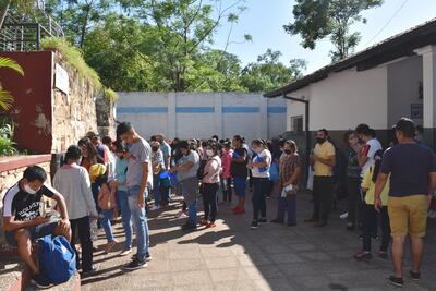 Mucha gente se agolpó en el Tupãsy Ykua luego de la celebración religiosa. No existía control alguno del cumplimiento de las medidas sanitarias.