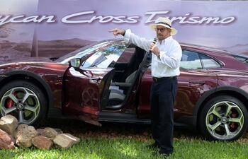 Miguel Carrizosa, titular de Diesa, presentó la primera versión del Taycan Cross Turismo que arribó al país.