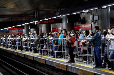 Pasajeros  usando tapabocas aguardan el transporte en la estación de metro de Sé, en el centro de São Paulo. Ese estado reactivó su economía, pero con la aplicación de medidas sanitarias. (EFE)