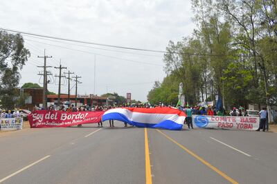 Docentes continúan con el cierre intermitente de la ruta Py08 en el Cruce Villarrica-Paraguarí.
