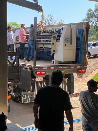 Operadores descargando maquinarias para la futura maquiladora.