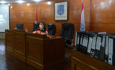 La concejala asuncena Fabiana Benegas (ANR) y sus biblioratos con 3.906 minutas.