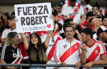 La hinchada de River demostró su apoyo a Robert Rojas durante el partido de anoche ante Argentinos Juniors.