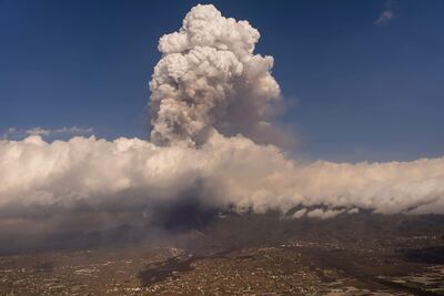 El volcán que erupcionó en La Palma, en Canarias, experimentó explosiones violentas. (EMILIO MORENATTI/POOL/AFP)