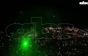 Momento en que desde tierra tratan de deslumbrar a pilotos en etapa crítica de aterrizaje.