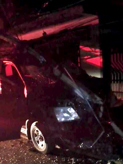 El vehículo fue abandonado por el conductor tras derribar la columna de hormigón.