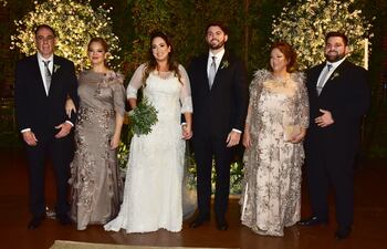 Los novios con sus padrinos.