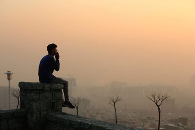 El smog oscure la vista desde la montaña de Saad Abad, en Irán.