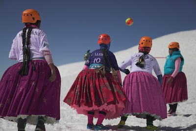 Un vendaval repentino silencia el crujido de los pasos en el hielo y hace ondear las faldas bajo la noche gélida. Diez mujeres aimaras escalan una montaña en los Andes bolivianos vistiendo su ropa tradicional como símbolo de liberación.