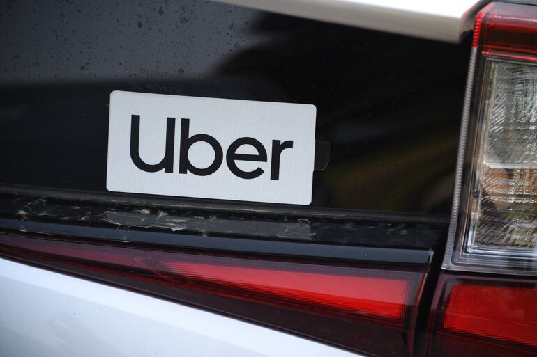 Una calcomanía de Uber en un automóvil. En Paraguay las más usadas son Uber, Bolt y MUV. 