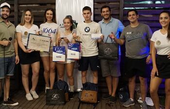 Campeones y finalistas del torneo posan con sus trofeos concluida la primera parte del certamen.
