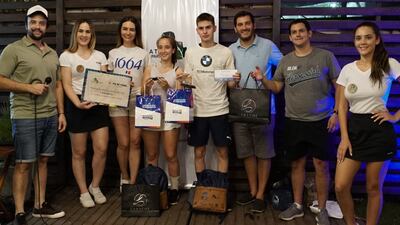 Campeones y finalistas del torneo posan con sus trofeos concluida la primera parte del certamen.