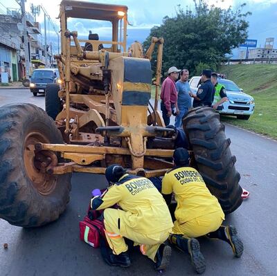El hombre quedó debajo de la motoniveladora luego de chocar contra su tren delantero.