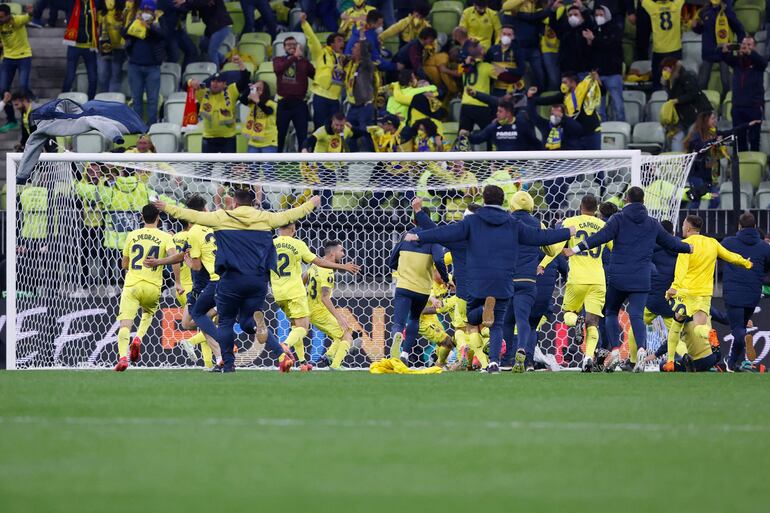 The Villarreal CF team celebrates after winning the UEFA Europa League final football match between Villarreal CF and Manchester United at the Gdansk Stadium in Gdansk on May 26, 2021. (Photo by KACPER PEMPEL / POOL / AFP)