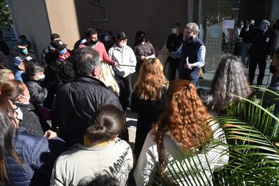 Residentes en Argentina en el Consulado, atendidos por el cónsul Alejandro Herrera.