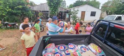 Entrega de los víveres desde la pastoral social de la Diócesis de Misiones y Ñeembucú, en el barrio San José de la ciudad de San Juan Bautista.