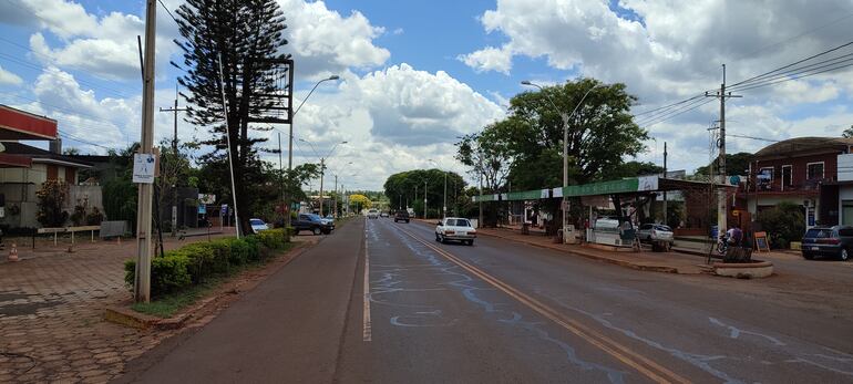 Centro urbano de Capitán Miranda. La ruta internacional PY06 pasa como una columna vertebral, por el medio del casco urbano.