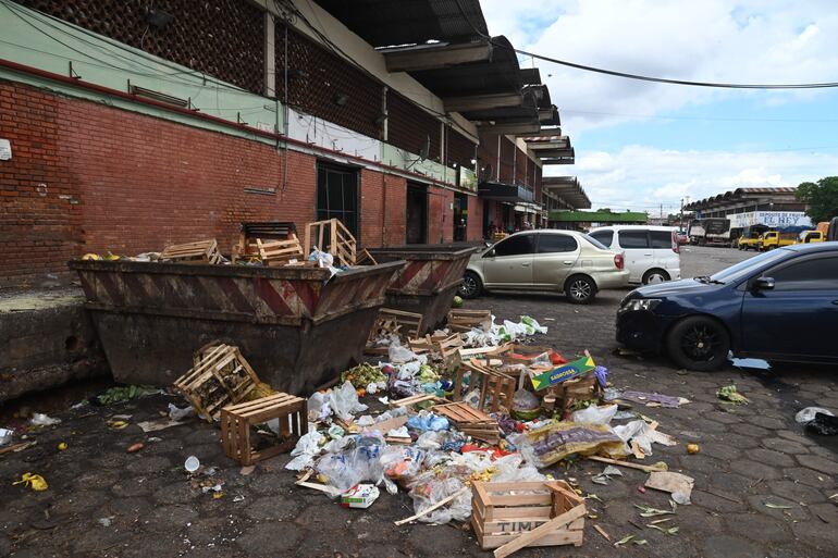 La basura rebosa en las calles del Mercado de Abasto.