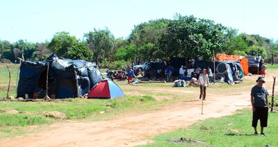 Las carpas instaladas por presuntos sintechos en predio del Ministerio de Desarrollo Social. Los lugareños dicen que son violentos y exigen que sean desalojados.