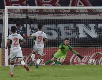 Corrida y definición de Junior Marabel, a un costado de Alfredo Aguilar. Olimpia perdió como local contra River y Guaireña.